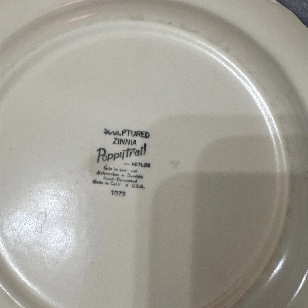 Vintage Metlox Poppytrails Sculpted Zinnia #1073 Set of 2 Dinner Plates 10.5”‎